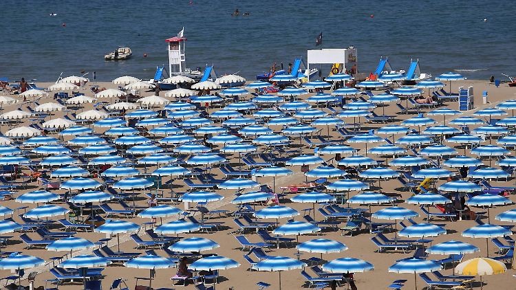 Mehr als die Hälfte der italienischen Strände sind an Privatleute verpachtet - für sie ein lukatrives Geschäft.