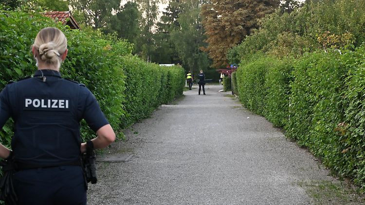 Die Polizei riegelte die Hütte in dem Kleingarten, wo sich das Unglück ereignete, ab.