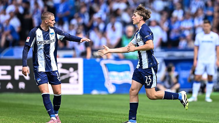 16 Jahre und 14 Tage: Kennet Eichhorn (rechts) von Hertha BSC ist der jüngste Spieler der Zweitliga-Geschichte.