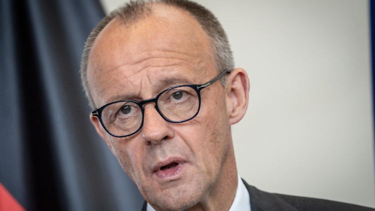 Der angezählte Kanzler verteidigt seine Entscheidung eines teilweisen Stopps von Waffenlieferungen an Israel. 