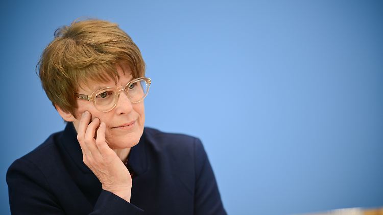 Wer selbst Pflegeleistungen zahlen könne, solle das auch tun, sagte Grimm. 