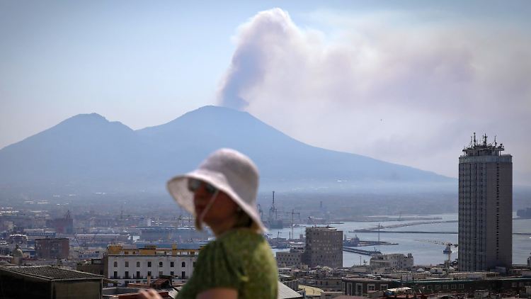 Der Vulkan Vesuv in Italien ist nicht ausgebrochen, Vegetation an seinen Hängen steht in Flammen.