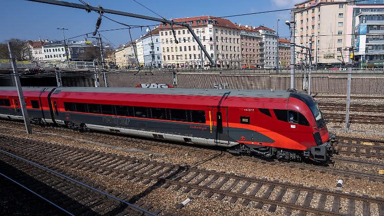 Ein Railjet-Zug ist in Wien unterwegs. (Symbolbild)