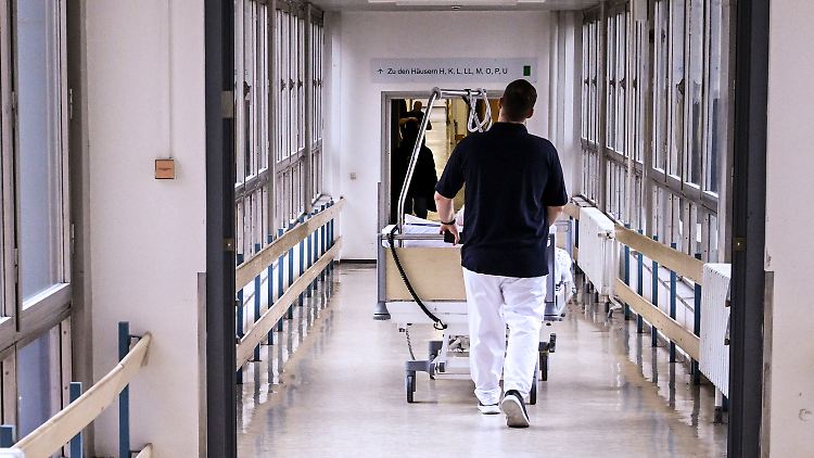 Insgesamt wurden 2023 rund 12.100 Patientinnen und Patienten wegen Essstörungen im Krankenhaus behandelt.