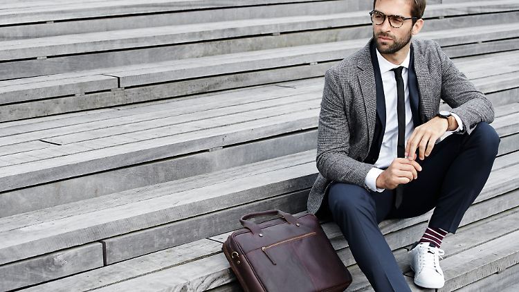 Diese Sneaker verwandeln den Anzug in einen Business-Casual-Look.