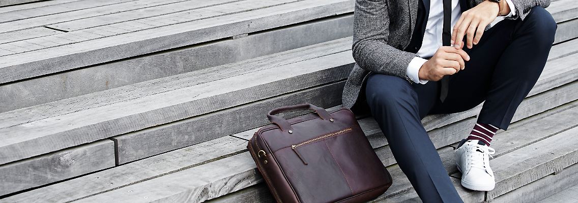 Diese Sneaker verwandeln den Anzug in einen Business-Casual-Look.