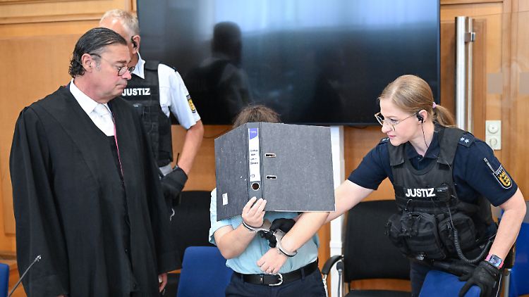 Die Angeklagte arbeitete beim Deutschen Roten Kreuz. 