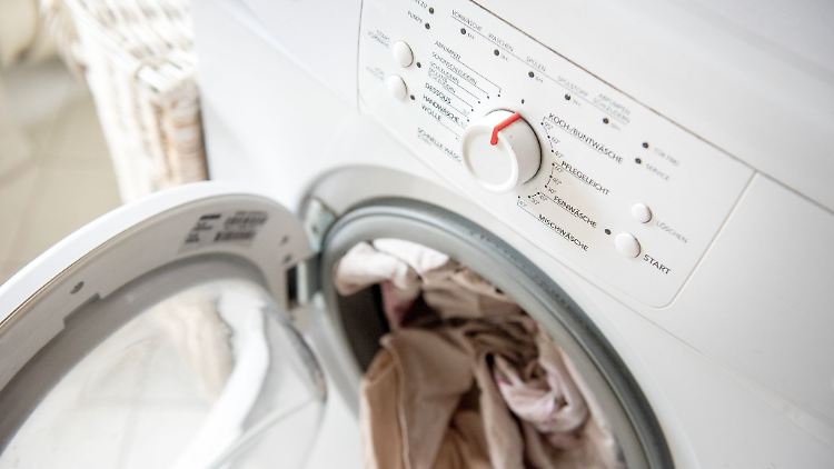 Eine 60-Grad-Wäsche mit Pulver-Vollwaschmittel hilft, Bakterien und Pilze zu beseitigen und Gerüche zu entfernen.
