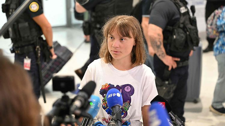 Greta Thunberg spricht nach ihrer Festnahme auf einem Gazastreifen-Hilfsschiff am Flughafen Roissy-Charles de Gaulle mit Journalisten.