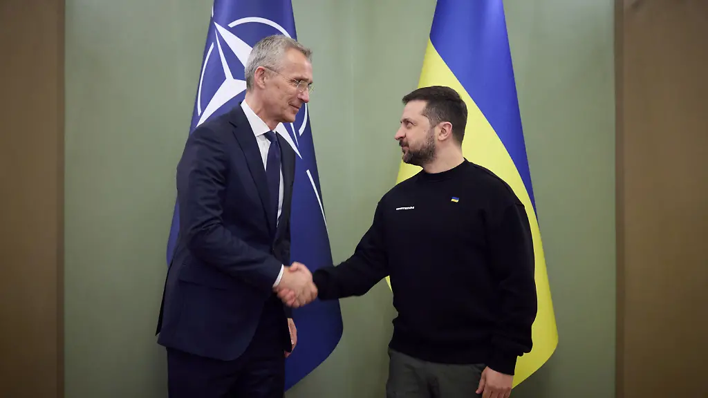 Der-ukrainische-Praesident-Wolodymyr-Selenskyj-will-beim-NATO-Gipfel-im-Sommer-klare-Zusagen-zum-Beitritt-NATO-Generalsekretaer-Jens-Stoltenberg-hat-das-juengst-zu-Kriegszeiten-verneint