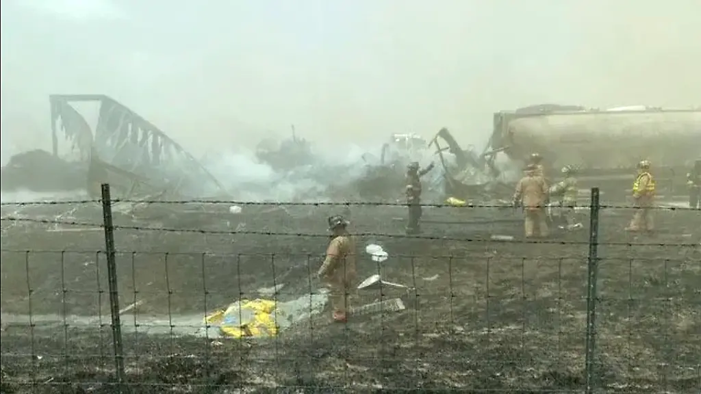 Ersthelfer-suchen-die-Wracks-an-der-Interstate-55-ab