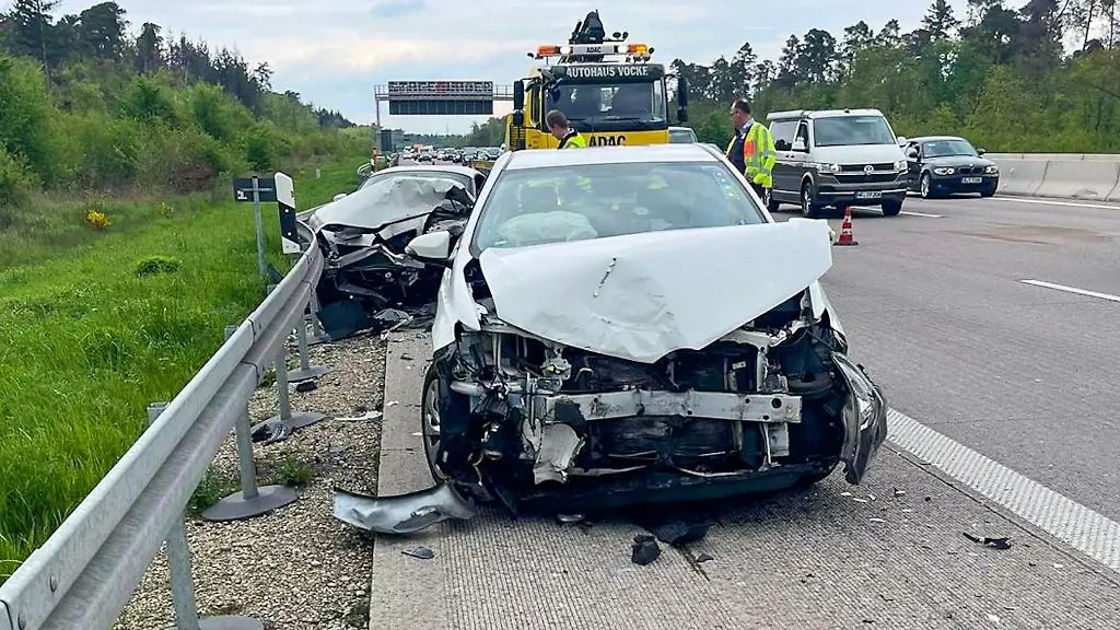 Zwei-beschaedigte-Fahrzeuge-stehen-nach-einem-Unfall-auf-der-Autobahn-5-am-Fahrbahnrand