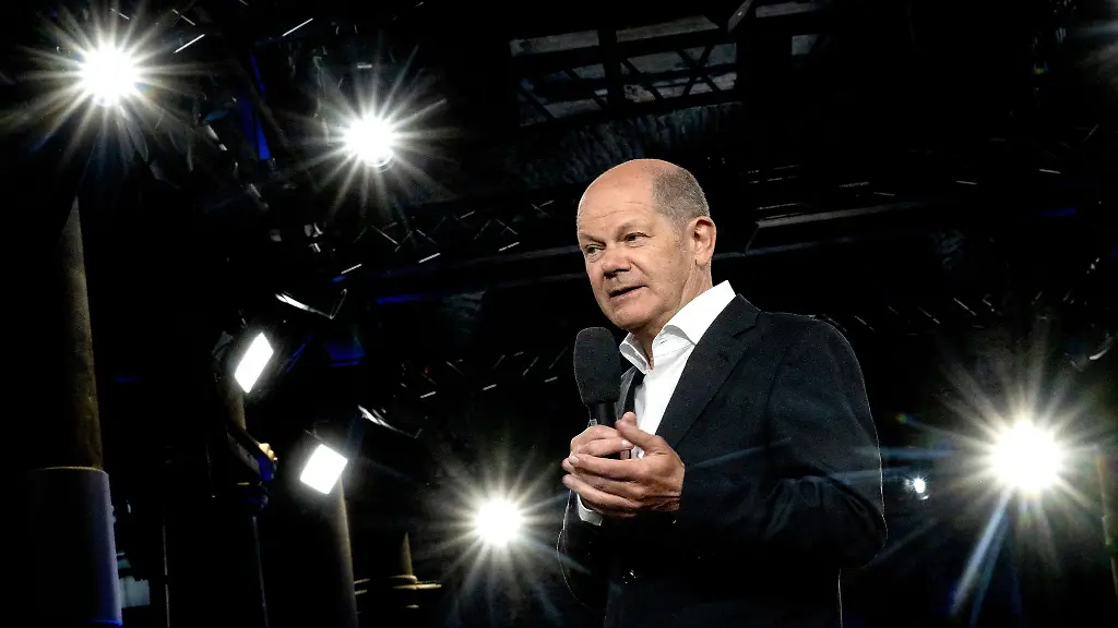 Bundeskanzler-Olaf-Scholz-SPD-spricht-waehrend-einer-Ausgabe-der-Gespraechsrunde-KanzlerGespraech-in-der-Sayner-Huette