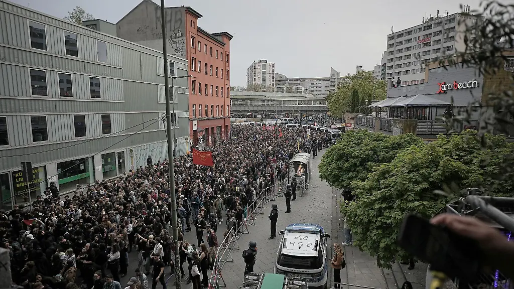 Ein-Demonstrationszug-zieht-durch-die-Stadt