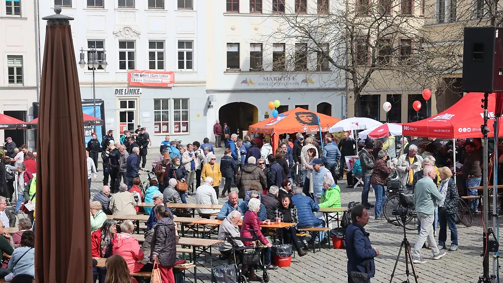 Teilnehmer-stehen-auf-dem-Marktplatz-bei-der-Kundgebung-des-Deutschen-Gewerkschaftsbundes