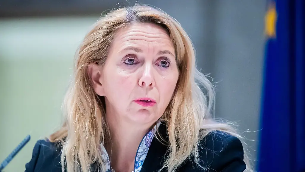 Barbara-Slowik-Polizeipraesidentin-in-Berlin-spricht-waehrend-einer-Pressekonferenz