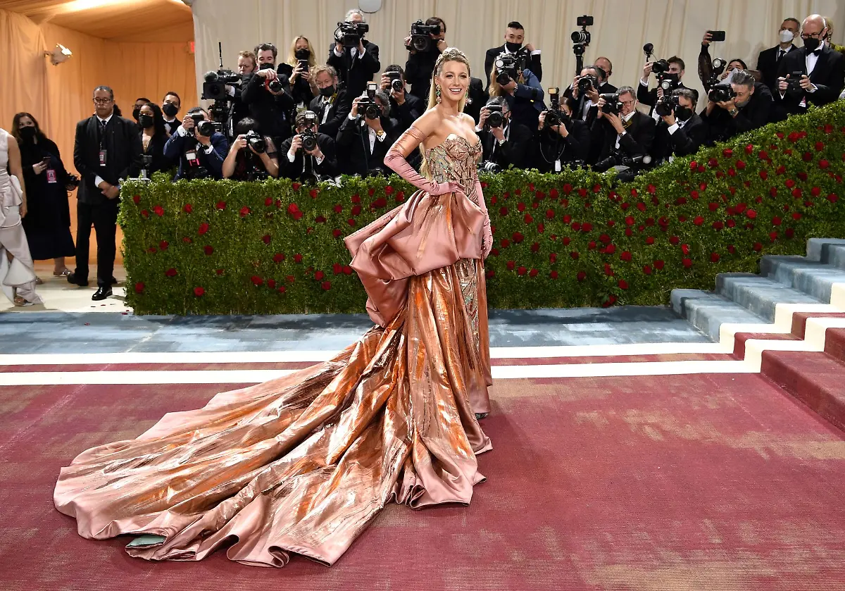 Blake-Lively-loeste-letztes-Jahr-bei-der-Benefizgala-ein-Blitzlichtgewitter-aus