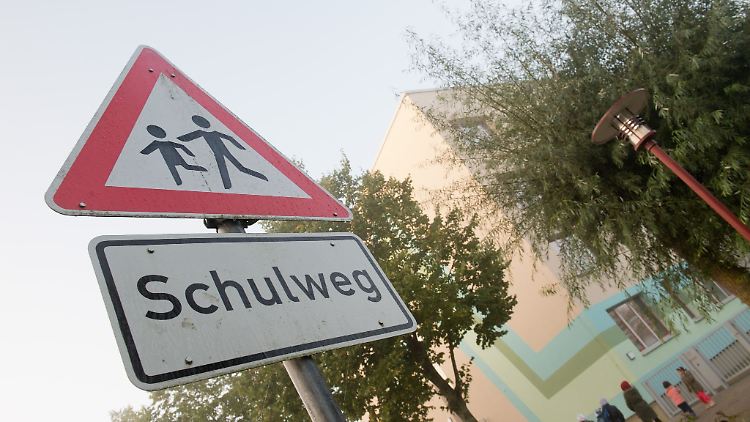 Eltern sollten mit Schulanfängern den Weg zur Schule rechtzeitig üben, raten ADAC und Landesverkehrswacht. (Archivbild)