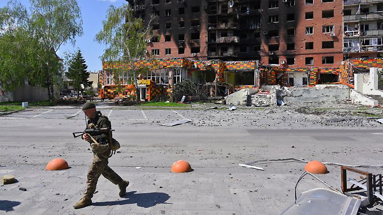 Ein ukrainischer Soldat geht Ende April an beschädigten Gebäuden im Zentrum von Pokrowsk vorbei. 