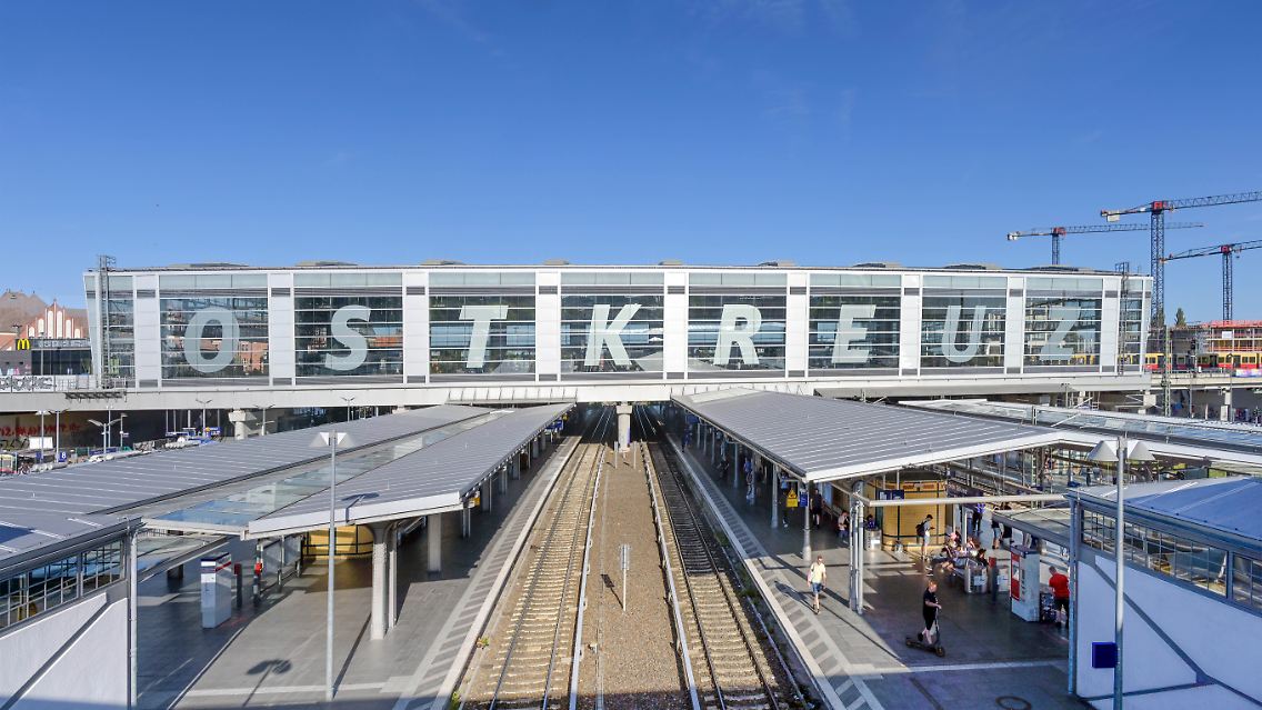 Der Bahnhof Ostkreuz liegt im Bezirk Friedrichshain-Kreuzberg und wurde bis 2018 komplett umgebaut.