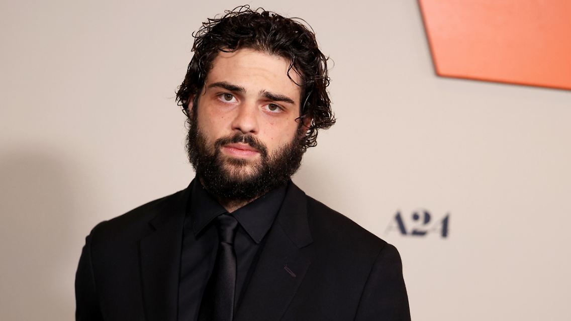 Noah Centineo ist unter anderem durch seine Rolle als CIA-Anwalt in der Netflix-Serie "The Recruit" bekannt. An der Seite von Dwayne Johnson spielte er 2022 in dem Superheldenstreifen "Black Adam" mit.