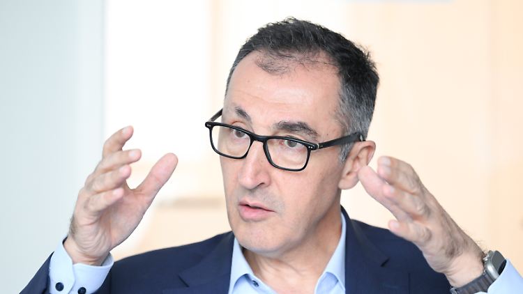 "Dann müsste man auch Alkohol für alle freigeben", argumentiert Özdemir in Bezug auf die Altersgrenze für Tiktok und andere soziale Medien.