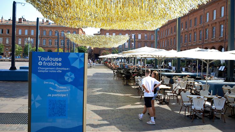Nicht einmal im Schatten wollen Menschen in Toulouse sitzen.