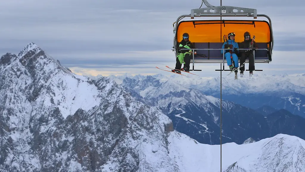Wintersportler-an-der-Zugspitze-in-einem-Sessellift