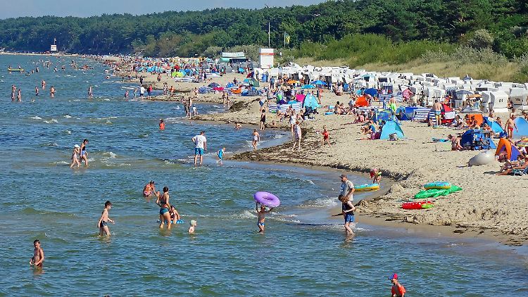 An der Ostsee frischt zeitweise mäßiger Ostwind auf, ansonsten dominiert die brütende Sonne.