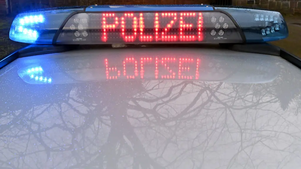 Die-Schriftzug-Polizei-leuchtet-auf-dem-Dach-eines-Streifenwagens-der-Polizei