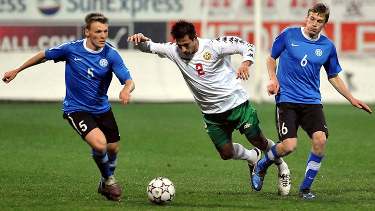 Im Bild: Eine der wenigen Spielszenen aus dem Testspiel Bulgarien gegen Estland, die nicht zu einem Elfmeter führten.