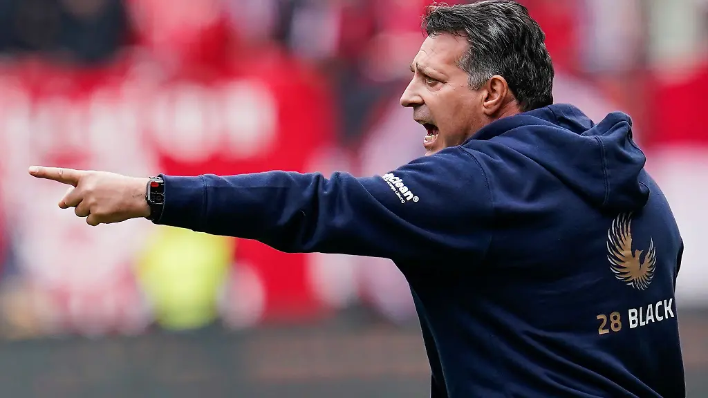 Rostocks-Trainer-Alois-Schwartz-gestikuliert