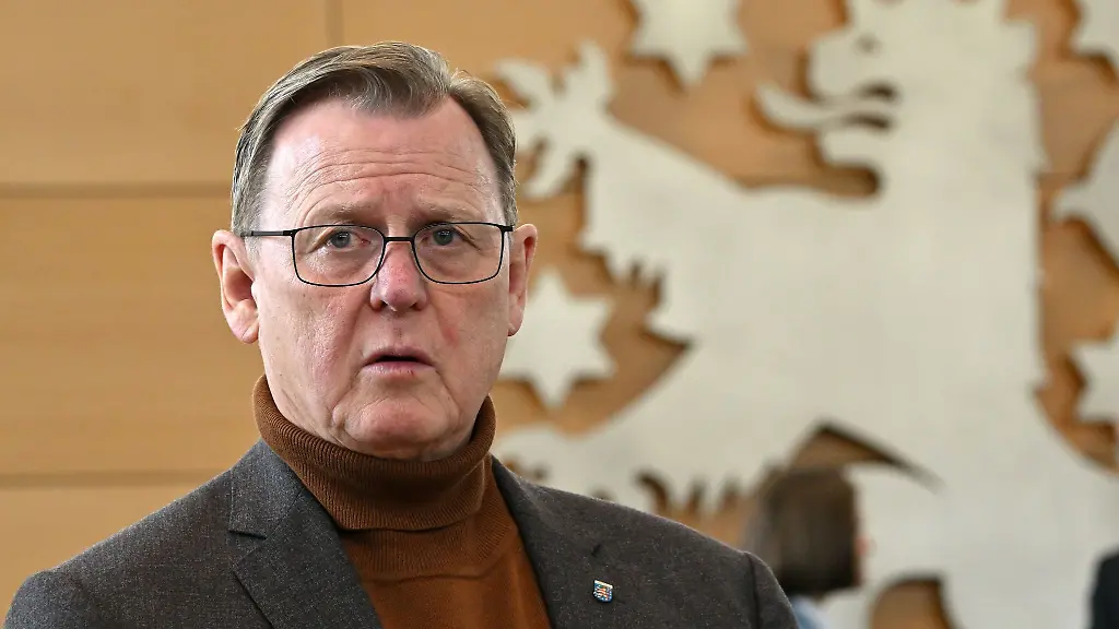 Bodo-Ramelow-Die-Linke-Ministerpraesident-von-Thueringen-sitzt-im-Landtag