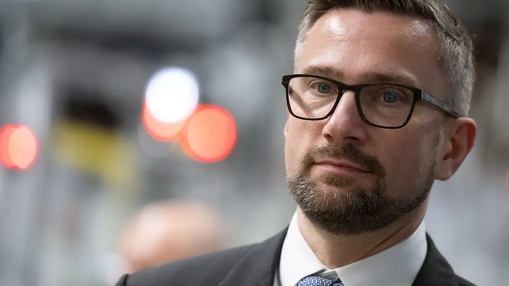 Martin-Dulig-SPD-Wirtschaftsminister-in-Sachsen-schaut-in-die-Kamera
