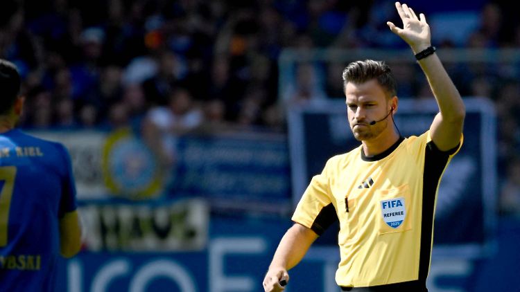 Schiedsrichter Daniel Schlager konnte einige Änderungen schon in der 2. Fußball-Bundesliga testen.