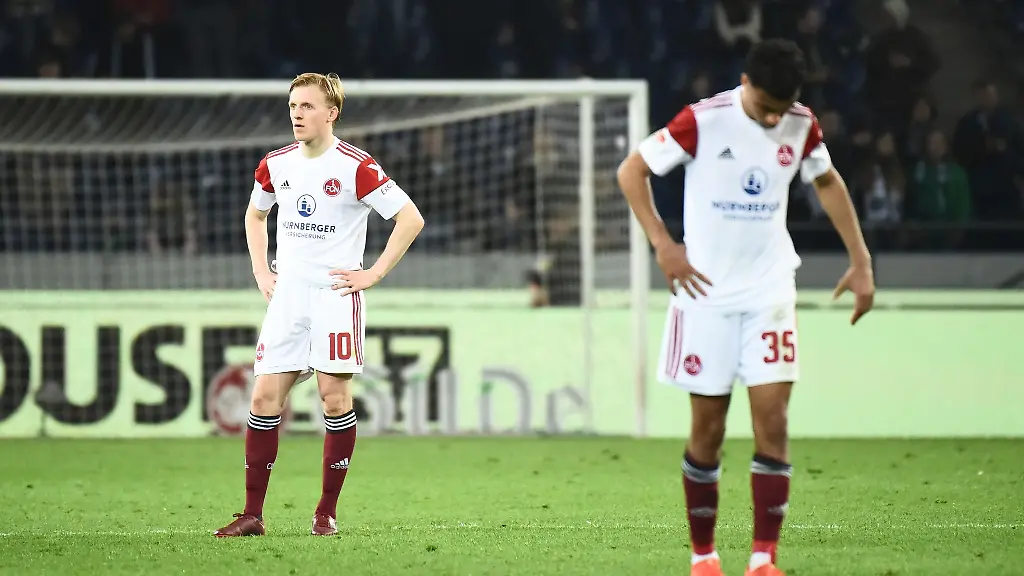 Nuenbergs-Mats-Moeller-Daehli-l-und-Nathaniel-Brown-stehen-nach-der-3-0-Niederlage-auf-dem-Spielfeld