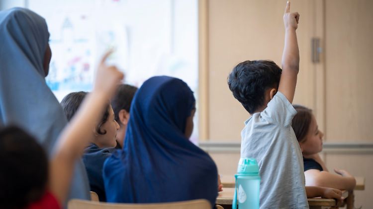 Schulpflichtige Flüchtlingskinder warten oft deutlich länger als ein halbes Jahr auf ihre Einschulung, wodurch kein Kontakt zu deutschsprachigen Mitschülern entsteht. 