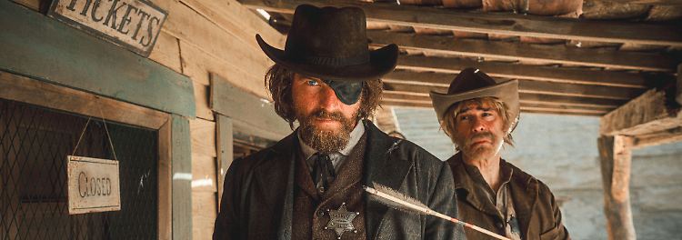 ... als Deputy (l.) an der Seite vom Scheriff (Friedrich Mücke" auf. Und ist der Wilden Westen wie üblich stark männlich geprägt, gibt es mit ...