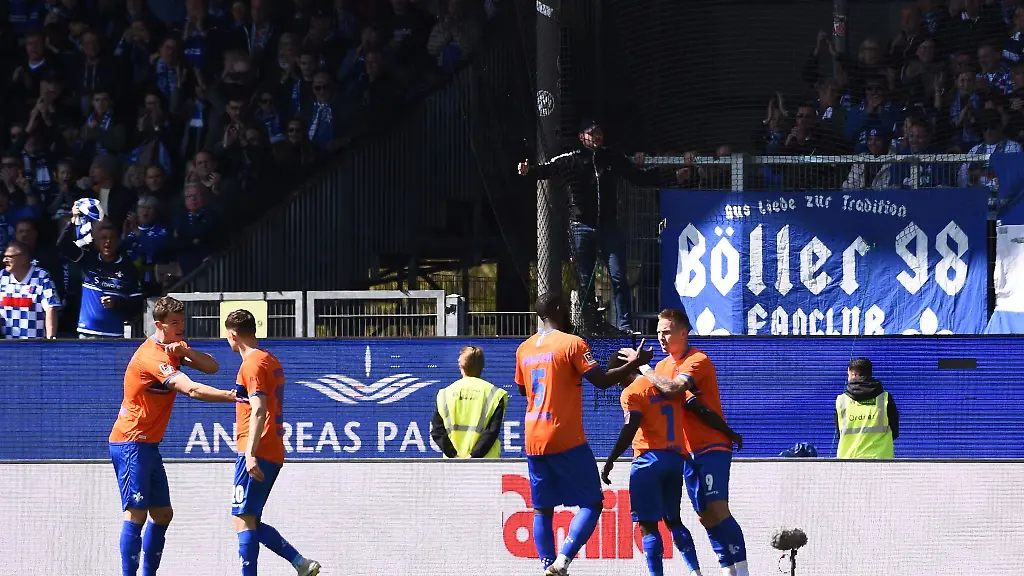 Darmstaedter-Spieler-bejubeln-ihren-Treffer-zum-0-3