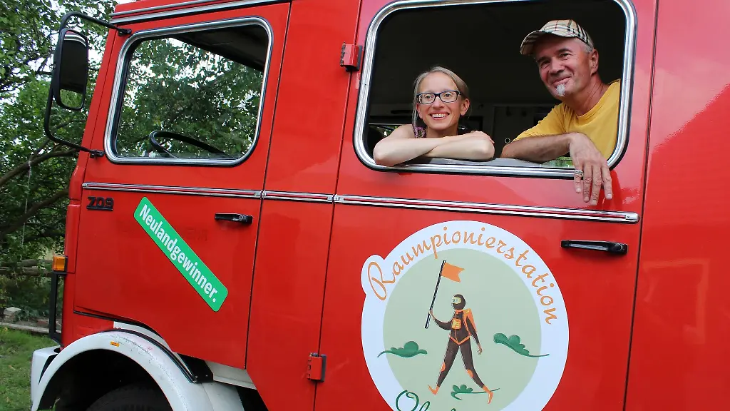 Jan-Hufenbach-und-Arielle-Kohlschmidt-in-ihrem-Raummobil-einer-roten-Feuerwehr