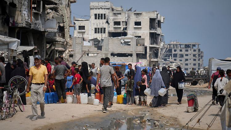 Zivilisten stehen im Gazastreifen für Hilfslieferungen an. 