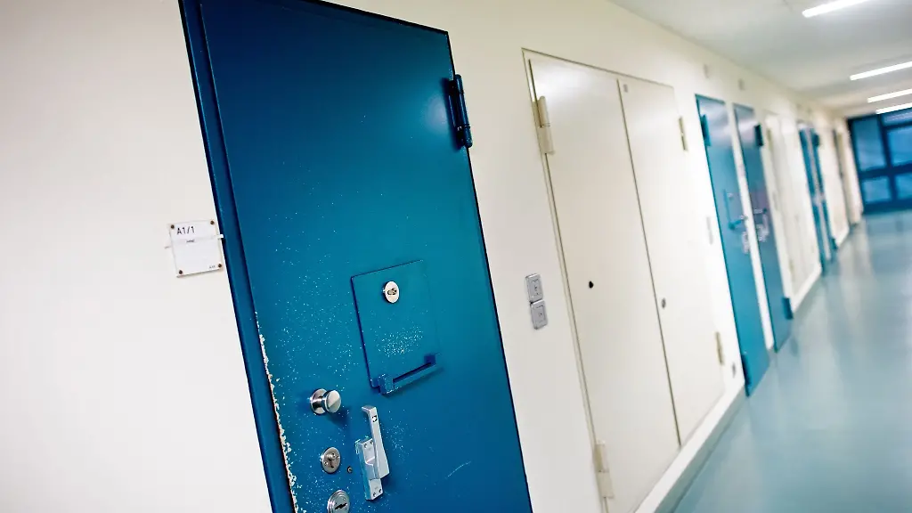 Die-Tuer-einer-Gefaengniszelle-der-Justizvollzugsanstalt-JVA-ist-verschlossen