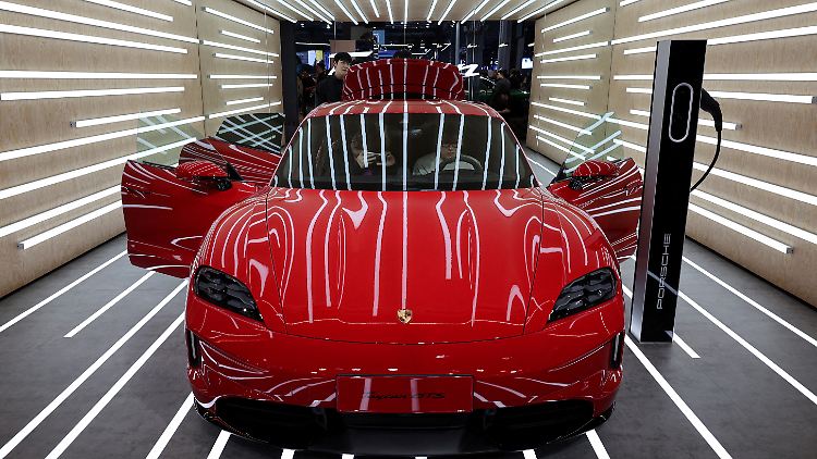 Donald Trump hat eine Vorliebe für große, luxuriöse Autos. Auch wenn er sich nie explizit zu Porsche geäußert hat, dürfte er Porsches "Made in USA" laut dem Autoexperten Dudenhöffer als großen Erfolg seiner Zollpolitik verbuchen.