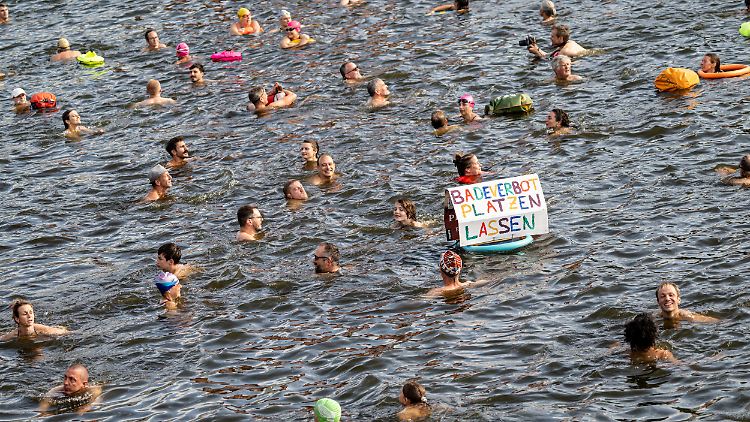 Mehrere fordern, das im Mai 1925 vom Berliner Magistrat beschlossene Badeverbot in der Spree muss endlich aufgehoben werden. 