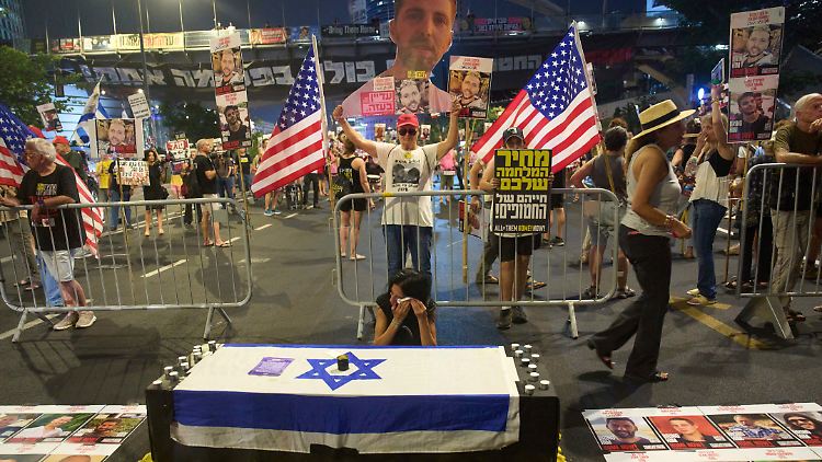 Auch Angehörige der Geiseln protestieren regelmäßig in Tel Aviv.