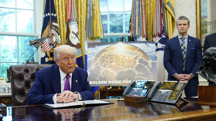 Trump und Hegseth bei der Vorstellung des Projekts im Mai. 