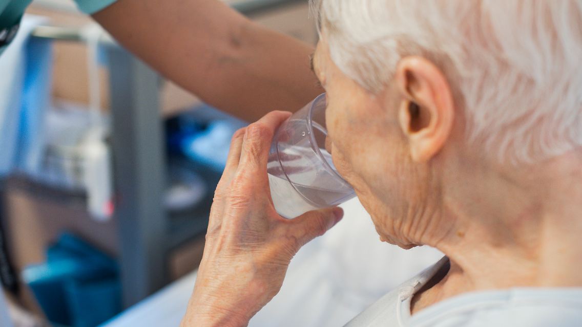 Viele Menschen sind an heißen Tagen gesundheitlich stark beeinträchtigt. Das betrifft zum Beispiel viele Senioren und Kranke.