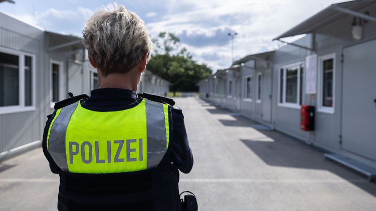 Im ersten Halbjahr 2025 hat die Polizei bundesweit weniger Straftaten gegen Asylbewerber und Flüchtlinge gezählt als im Jahr 2024.