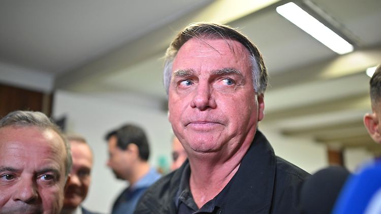 Nach einem Messerangriff während des Wahlkampfes 2018 leidet Bolsonaro seinen Anwälten zufolge unter Bauchschmerzen.