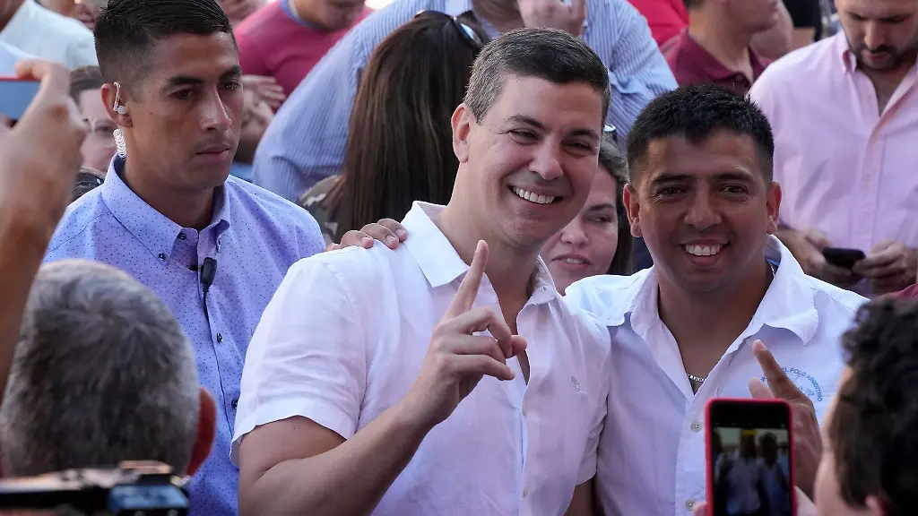 Selfie-mit-dem-Praesidentschaftskandidaten-Santiago-Pena-M-in-einem-Wahllokal-in-Asuncion